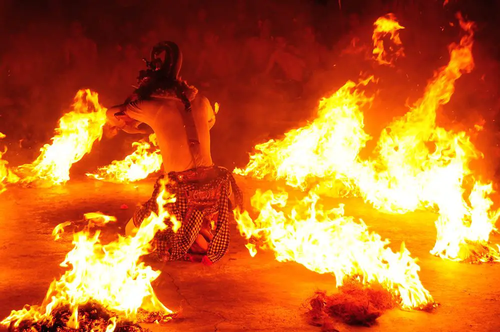 Danza, cantos, ofrendas, protección, dioses